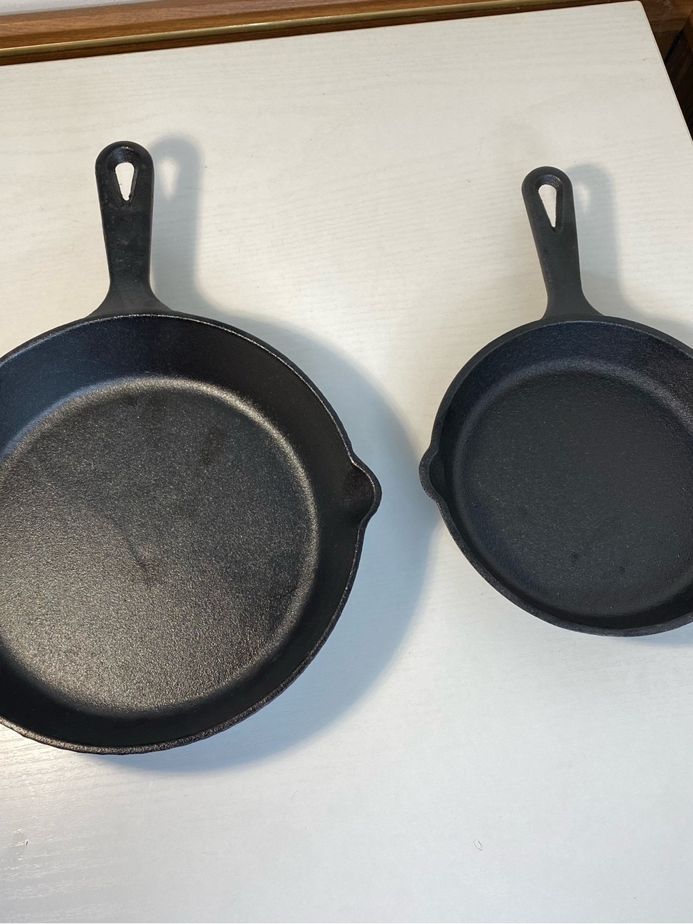 2 pre-seasoned cast irons